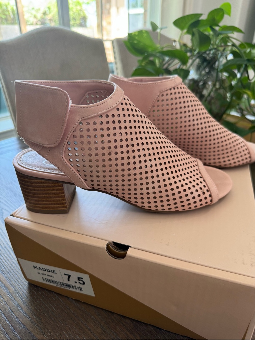 𝙅. 𝘼𝙙𝙖𝙢𝙨 Maddie Women’s 7.5 Blush Pink Peep Toe Block Heel Sandals